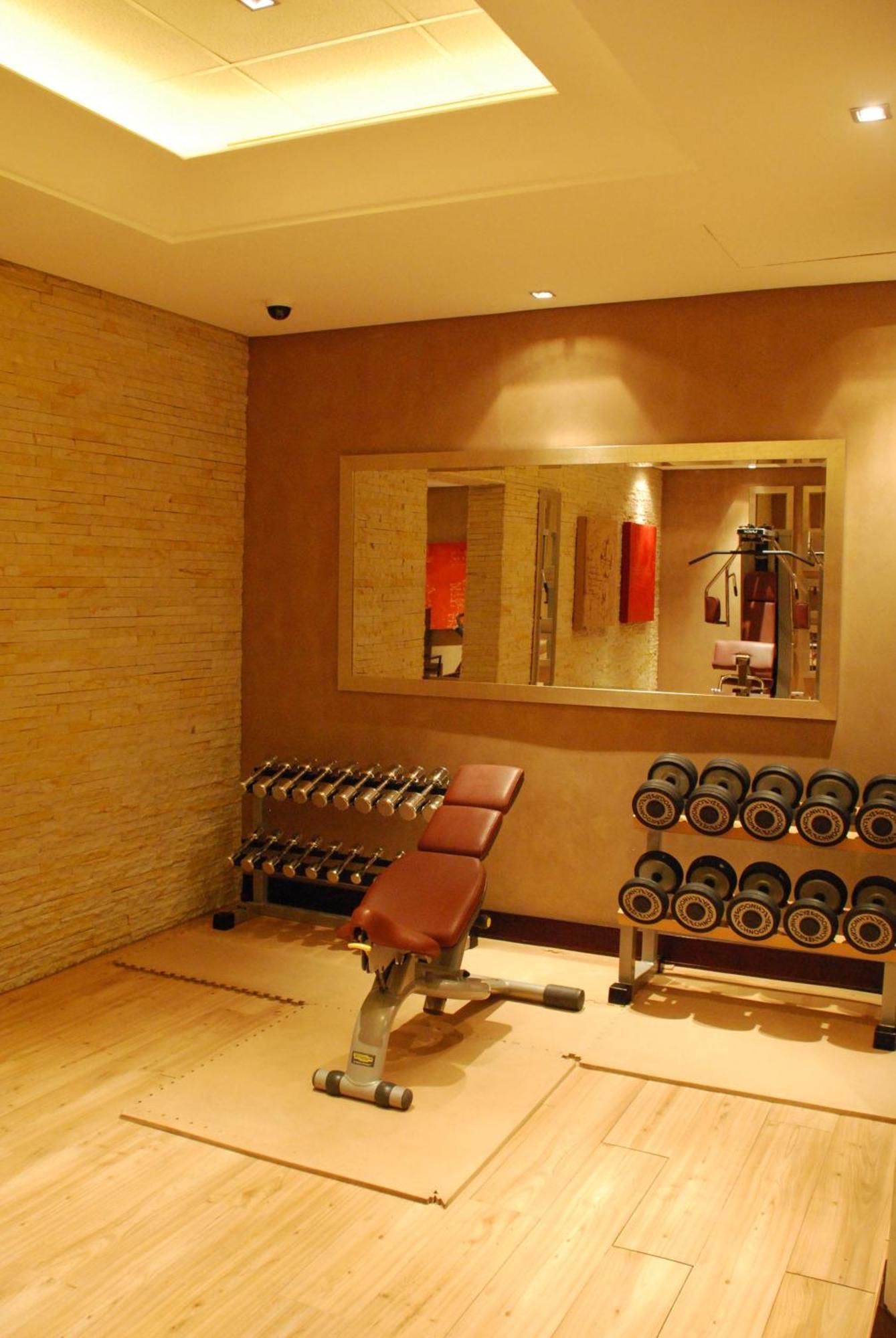 Southern Sun Or Tambo International Airport Kempton Park Exterior foto A gym in Madrid, Spain.
