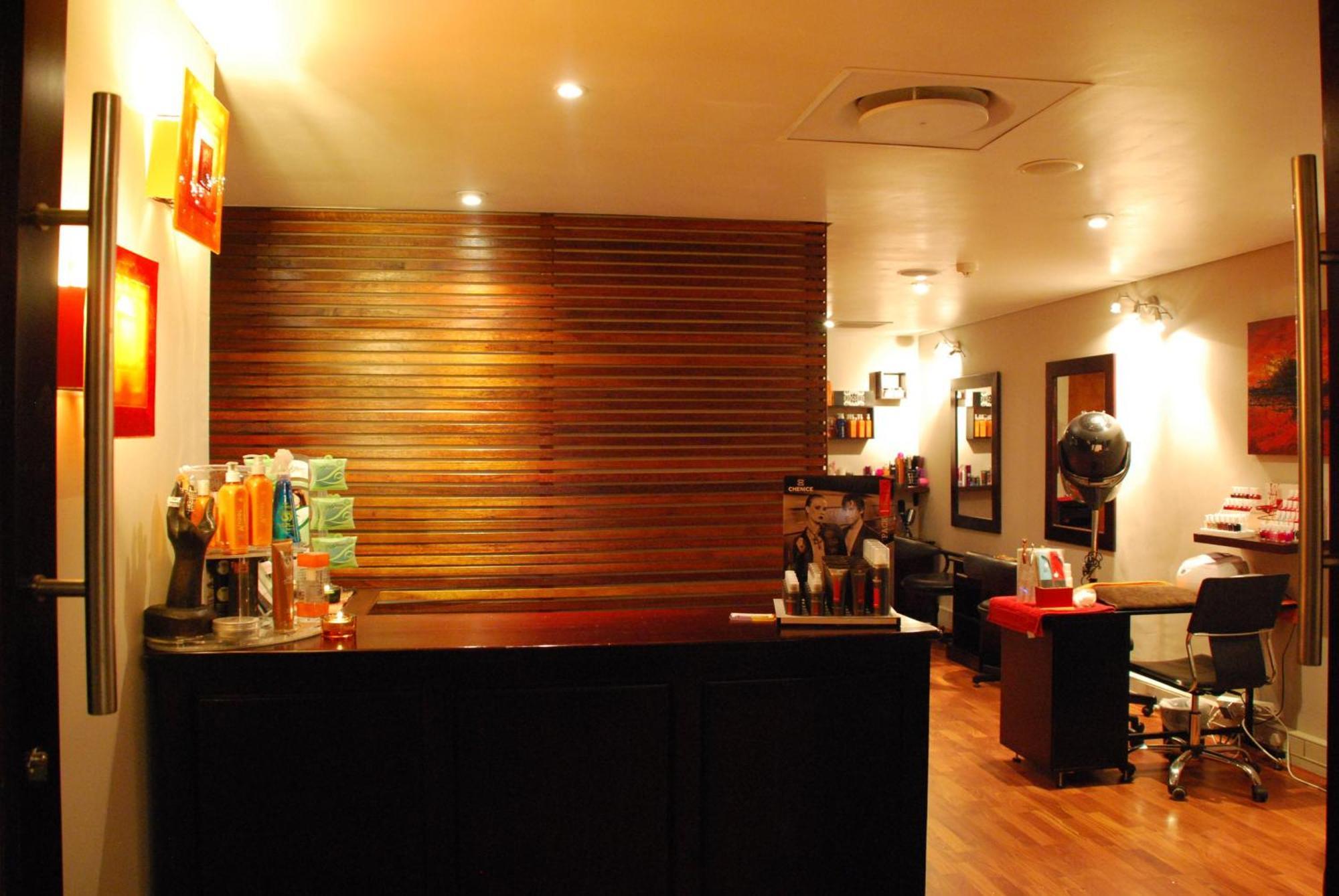 Southern Sun Or Tambo International Airport Kempton Park Exterior foto A hairdressing salon in Johannesburg, South Africa.