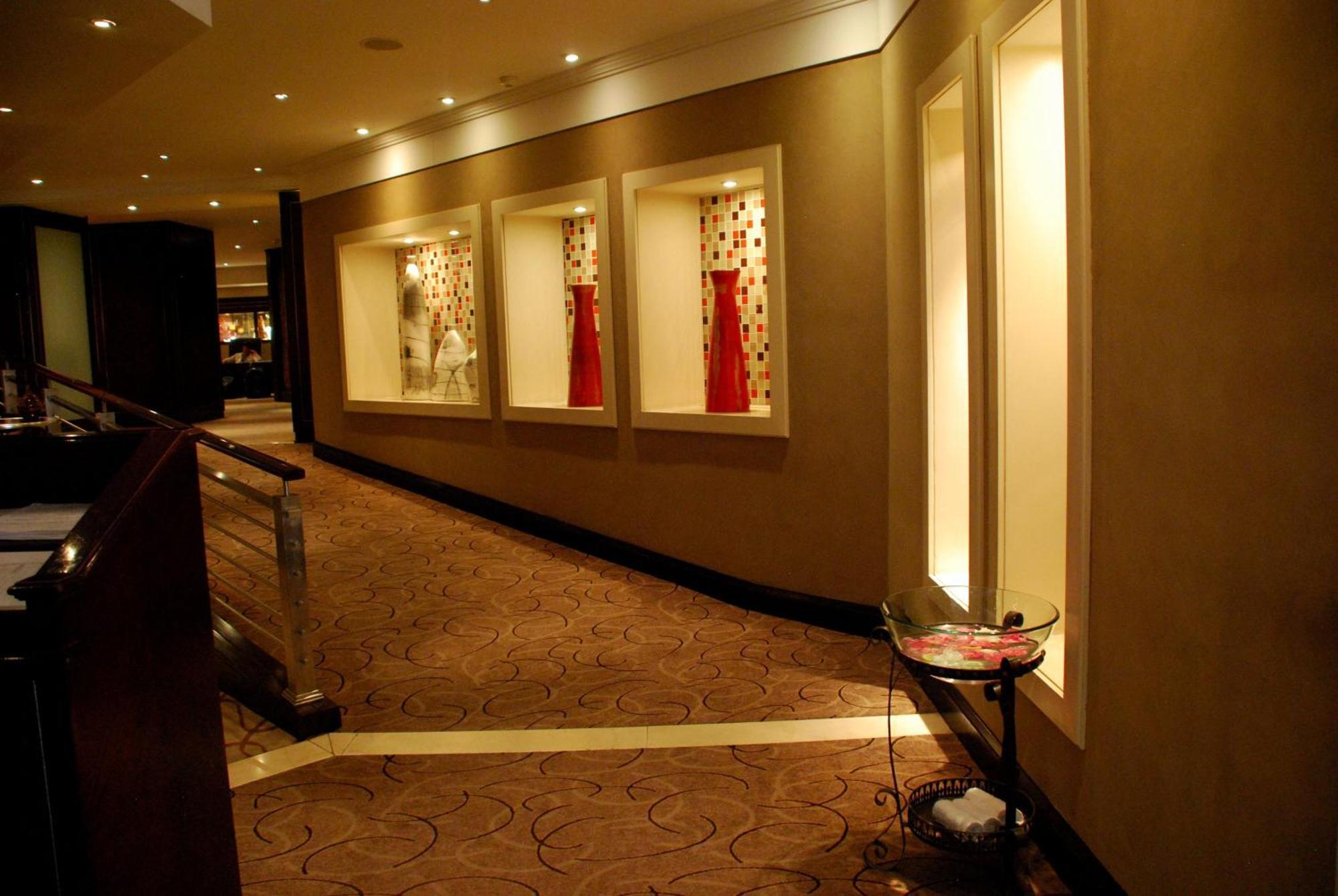 Southern Sun Or Tambo International Airport Kempton Park Exterior foto The interior of the hotel