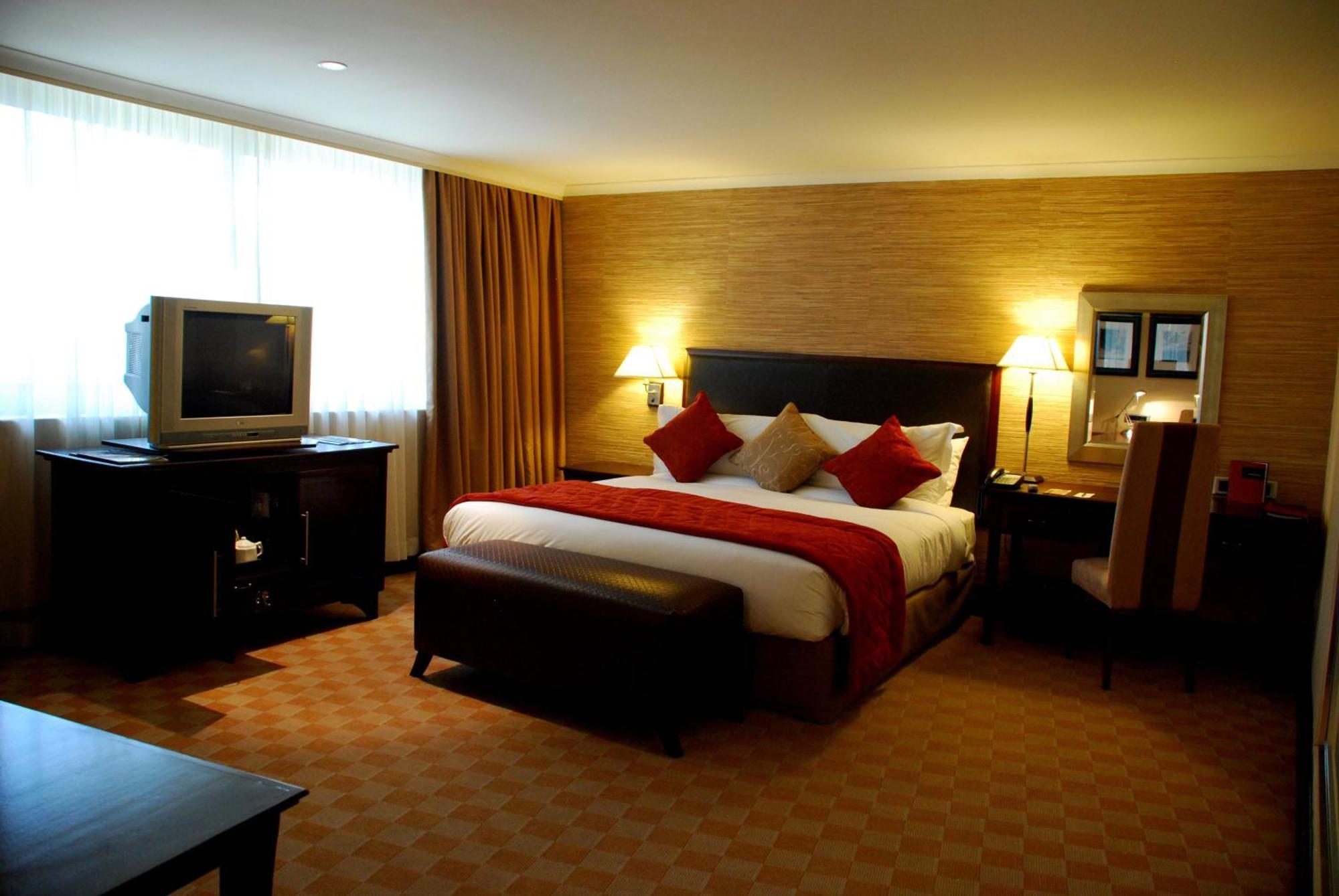 Southern Sun Or Tambo International Airport Kempton Park Exterior foto A bedroom in a hotel