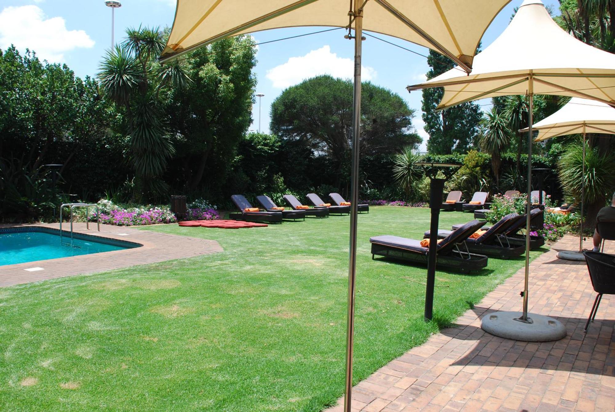 Southern Sun Or Tambo International Airport Kempton Park Exterior foto The garden at the hotel