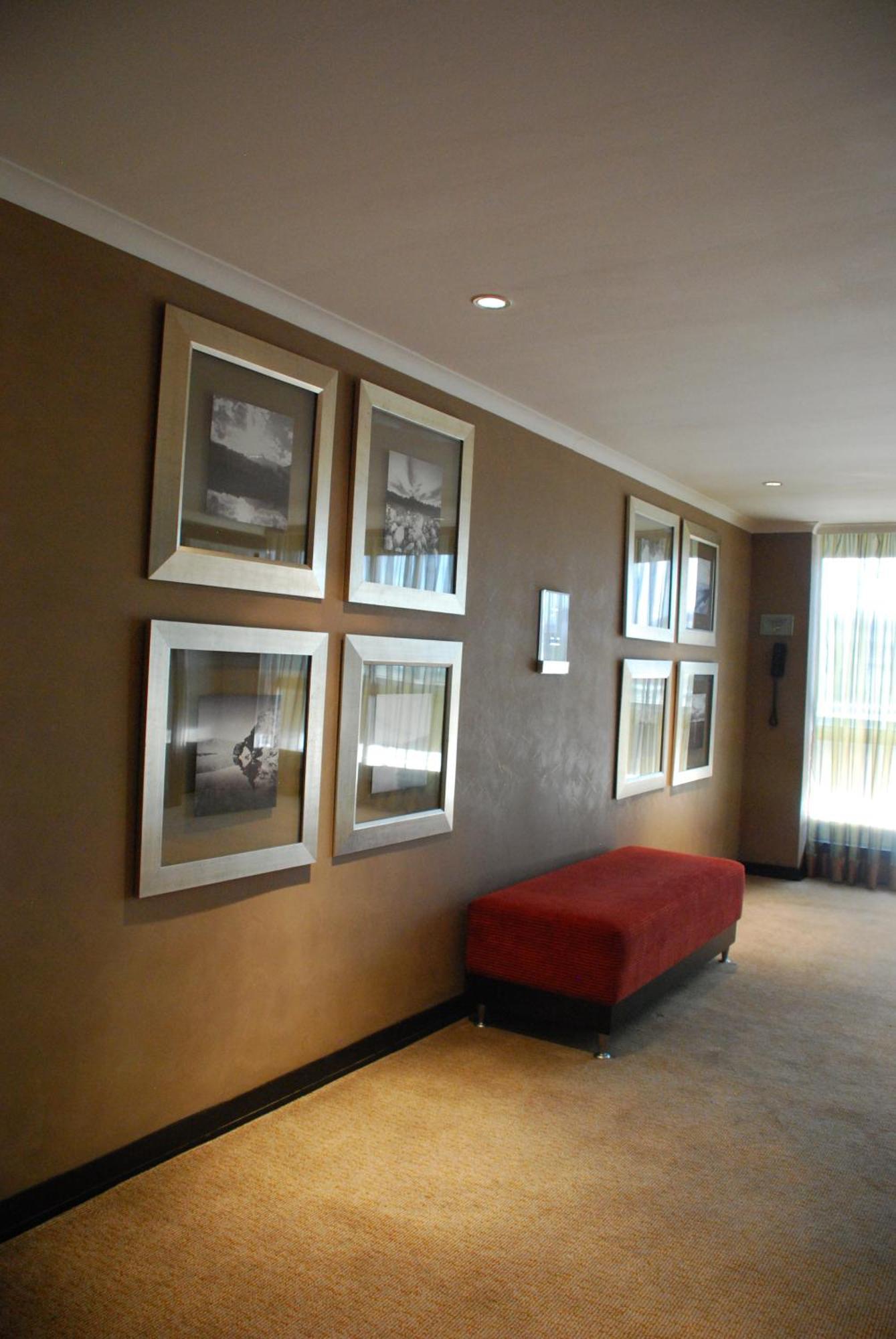 Southern Sun Or Tambo International Airport Kempton Park Exterior foto A photo on a wall